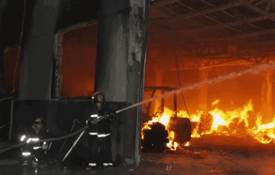 江西新余一临街店铺发生火灾 已造成39人死亡