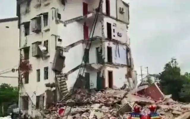 安徽铜陵一居民楼发生坍塌 有人员失联