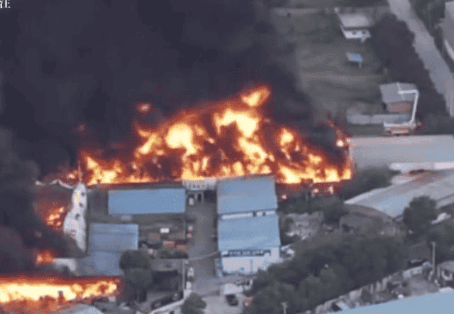 突发！西安一厂区发生爆燃，现场曝光：浓烟中爆出巨大火球