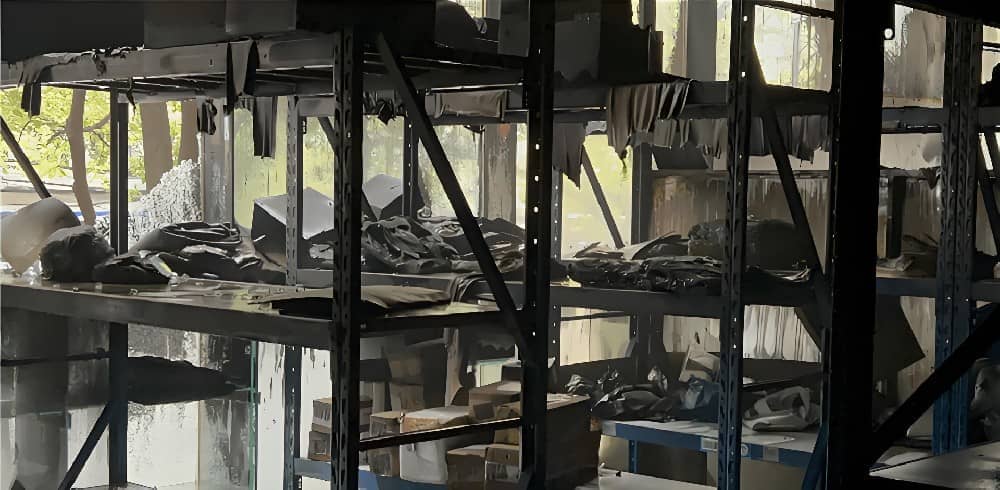 贵阳市南明区冶金路菜鸟驿站突发火灾 消防通道被堵致消防车延迟救援