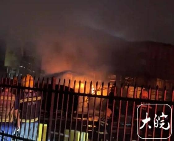 青岛西海岸新区凌晨突发火灾，未造成人员伤亡