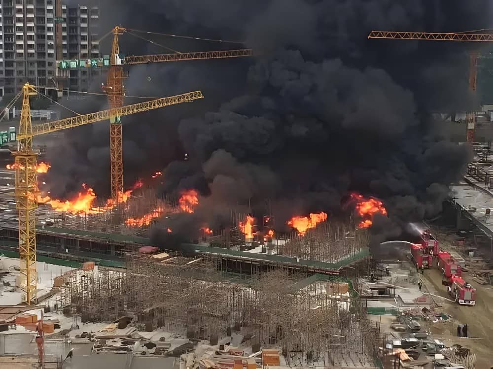 沈阳一正在装修的洗浴中心发生火灾