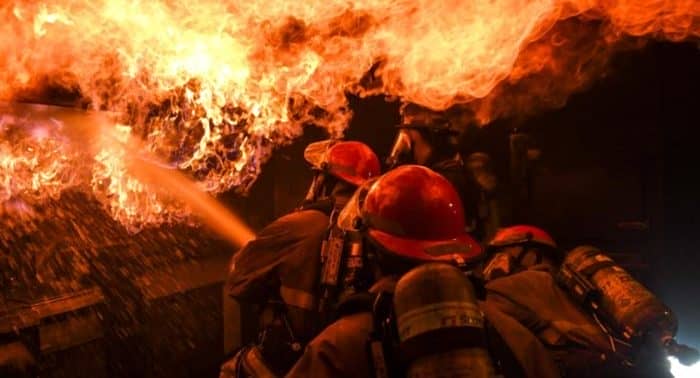 正压空气呼吸器，穿越浓烟与毒气