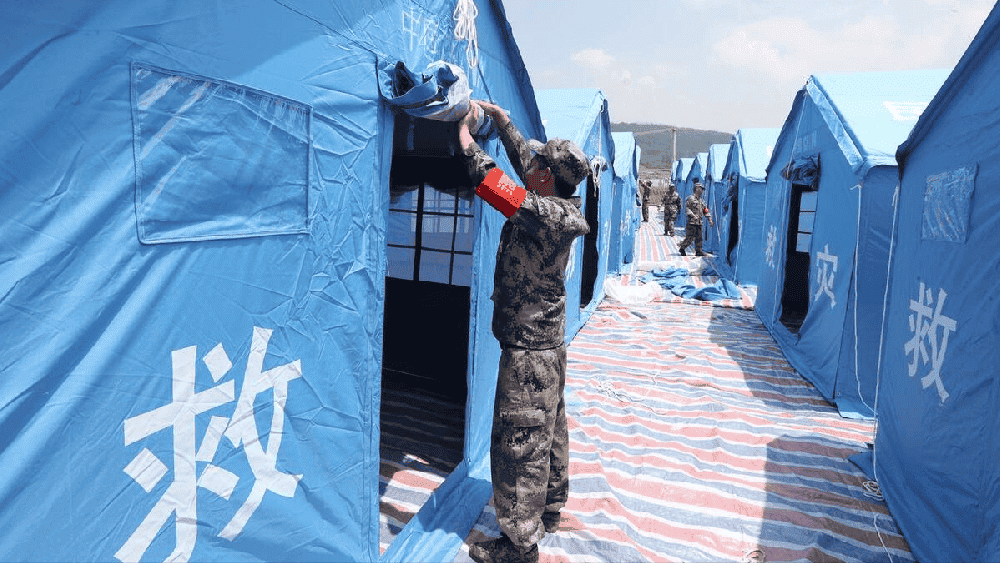 移动厕所，为救援行动提供卫生支持