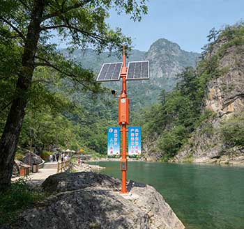 太阳能视频语音监控杆(4G双向对讲款)：高清监控＋双向对讲＋零布线供电