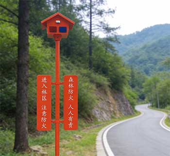 太阳能语音警示杆：声光双重预警，24小时无人值守