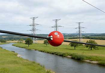 声光双重预警+自取电技术：输电线路智能警示球