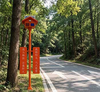 太阳能供电 + 语音定制，太阳能语音警示杆适配多场景警示需求
