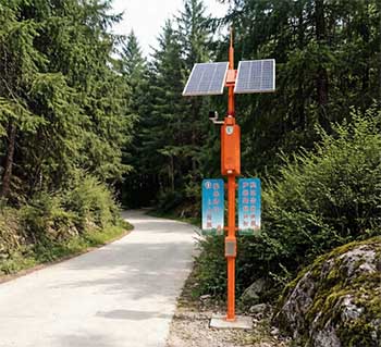 太阳能视频语音监控杆_破解无电区域监控难题