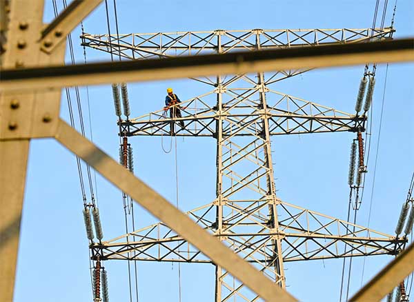 选对高空防护装备：智能安全带，预警前置，风险可控