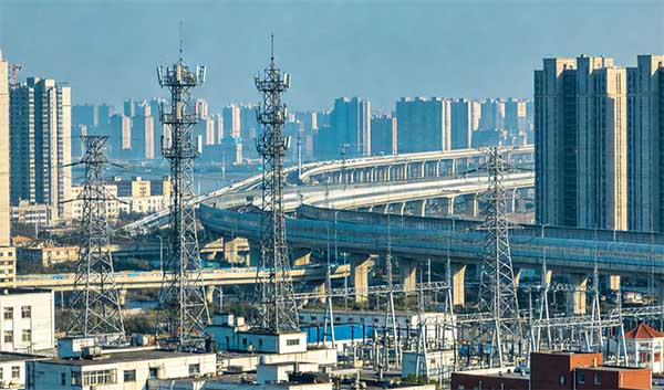 高层建筑与输电设施日益增多，太阳能航空障碍灯为低空飞行安全“点亮警示”