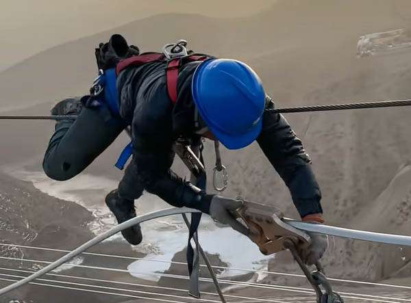 高塔高空作业防护，智能安全带一键把控