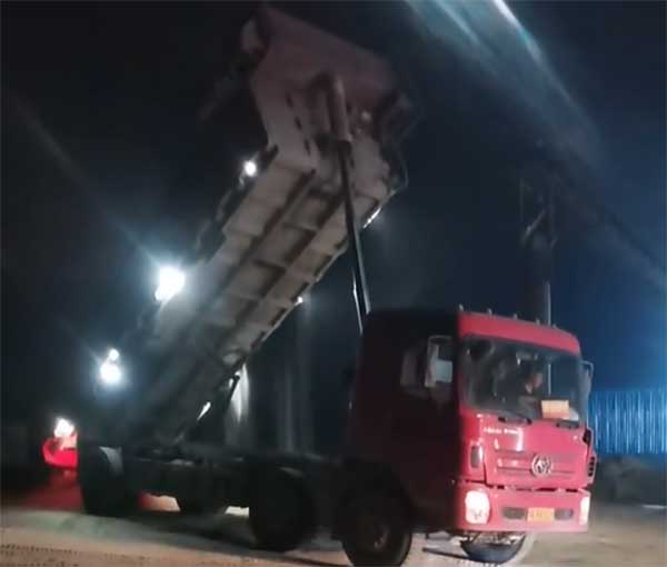 自卸车货箱险些触碰架空导线，夜间警示灯守住线路安全