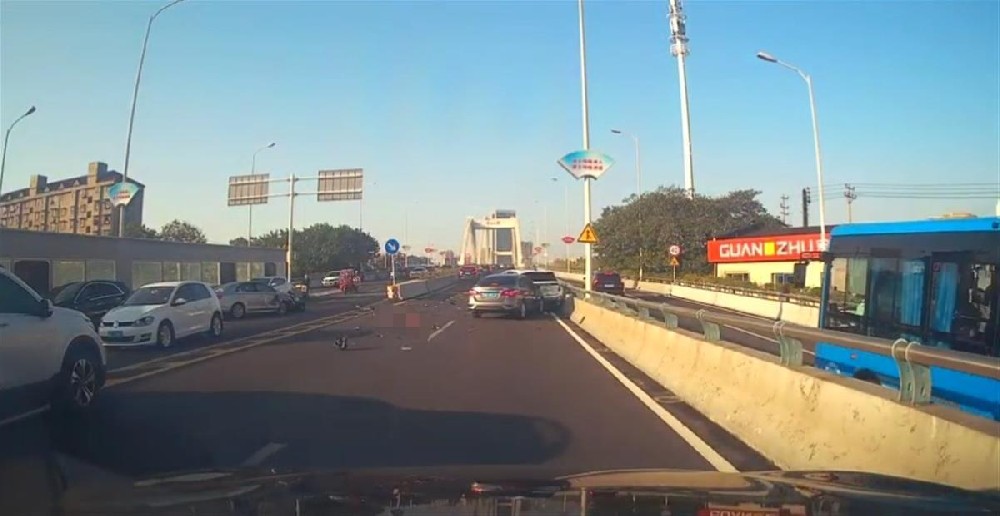 湖南株洲芦淞大桥发生重大交通事故：6人死亡，8人受伤